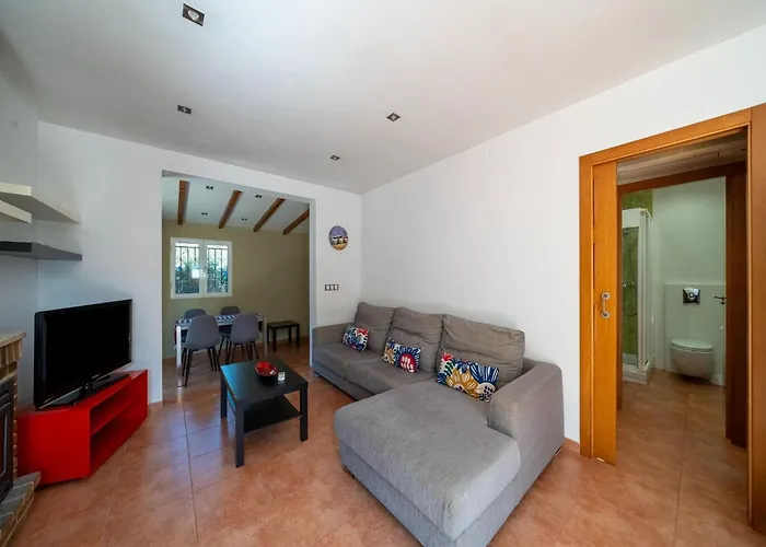 Cozy Retreat With Garden