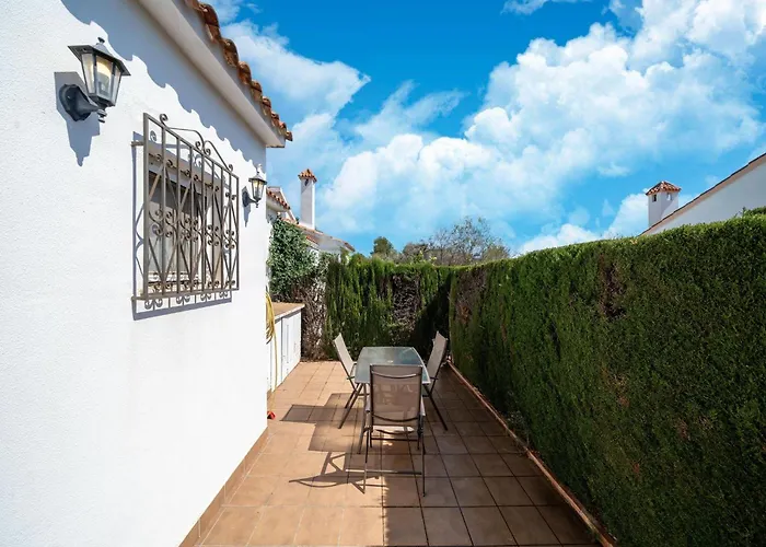 Cozy Retreat With Garden 德尼亚