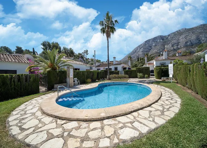 Cozy Retreat With Garden 度假居